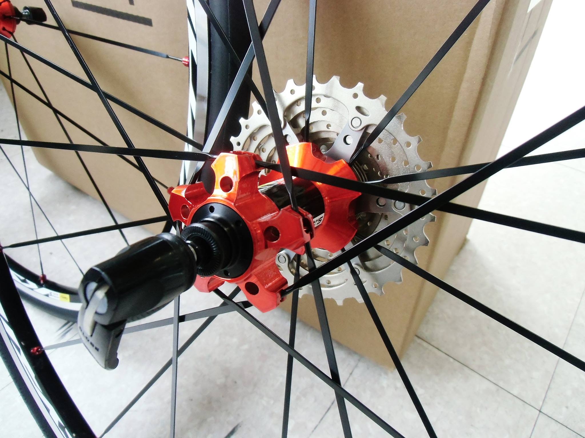 Mavic 新たにレッドハブモデルが登場 自転車販売 広島県福山市 ロードバイク マウンテンバイク Bicycleshop Fine ファイン Mavic 新たにレッドハブモデルが登場 自転車販売 広島県福山市 ロードバイク マウンテンバイク Bicycleshop Fine ファイン